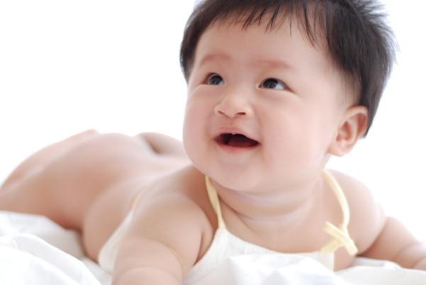 爸爸带孩子去找妈妈，孩子在沙盘前一动不动，爸爸走近后笑了