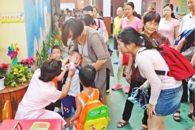 幼儿园开学，90%以上的家长都会说的一句话，让老师很无奈