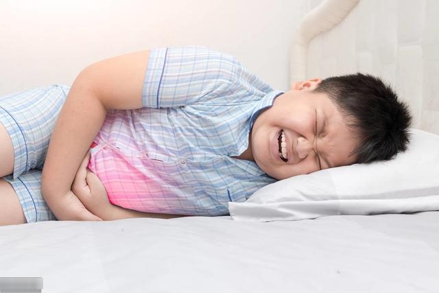 肚子疼就是着凉？孩子体内密麻的“蛔虫”，家长看了头上直冒冷汗
