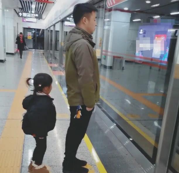“言传身教奶爸”带娃走红，地铁站标准的排队站姿堪称最美