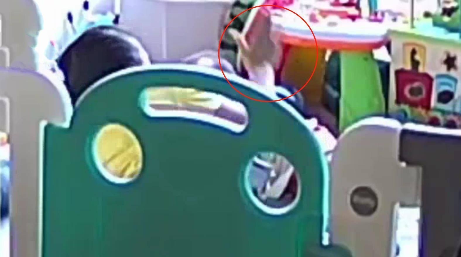 宝妈打开监控视频，目睹保姆掌掴1岁儿子，保姆：又没打伤小孩