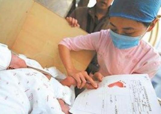 宝宝出生时，医院为什么要留脚印？医生不会说，家长要清楚