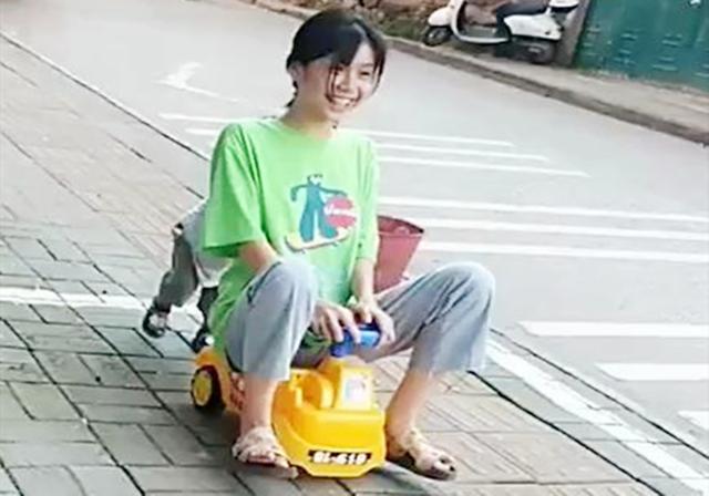 小姨带娃日常画风，自己变身“巨婴”让娃哄，宝宝：我太难了