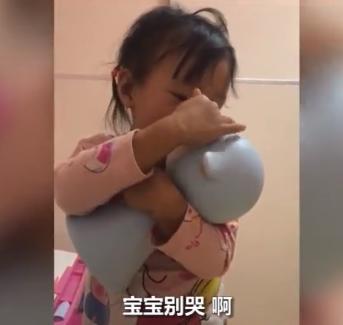 妈妈给女儿辅导作业，母女互相被气哭，爸爸一句话&quot;调解&quot;真有效
