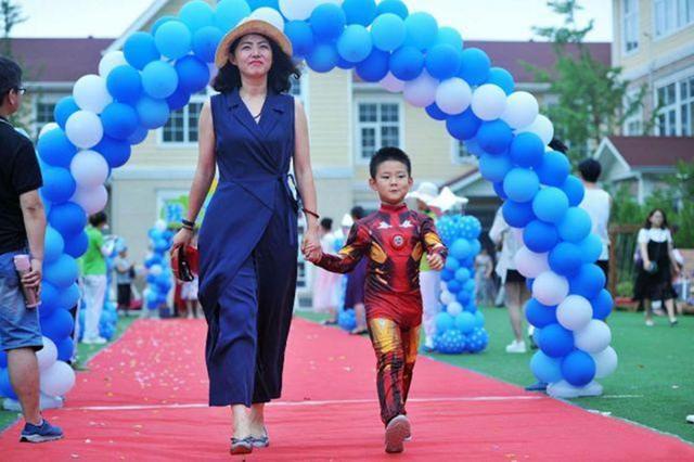 幼儿园毕业典礼，盛装走秀的妈妈们走红，网友：这是个拼妈的时代