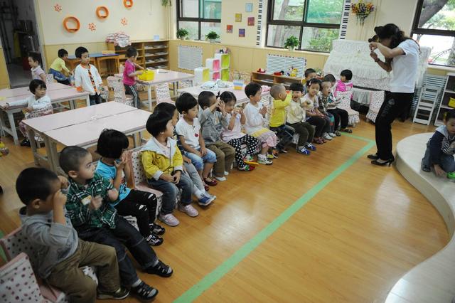 自家娃的衣服，被穿在女孩身上，宝妈到幼儿园追究，却被网友骂惨