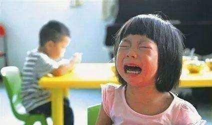女儿在幼儿园被孤立了 家长责备老师 老师：穿成这样谁敢和她玩