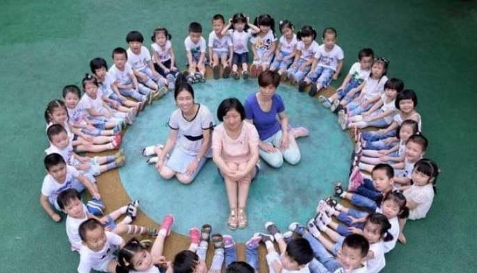 爸爸姓刘，给孩子起的名字，妈妈在幼儿园喊几声后，脸红了