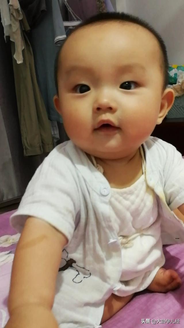 小宝宝的囟门最好别轻易碰，洗头更要注意，该怎样洗才安全呢？