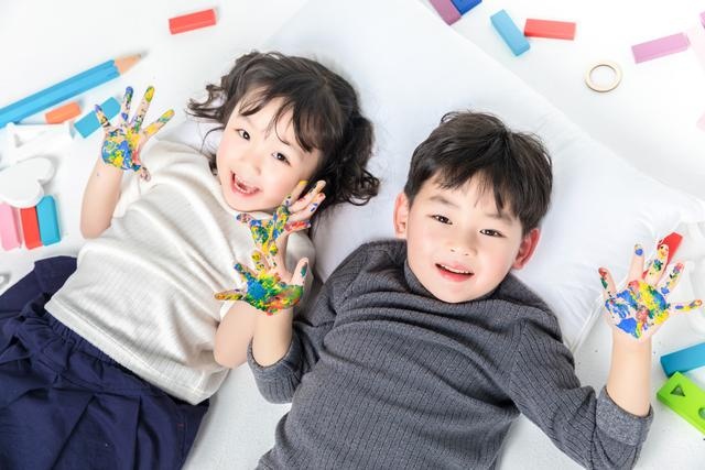 孩子间矛盾不断，如何巧妙化解营造良好氛围，聪明家长会这样做