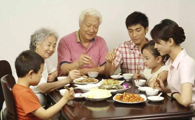 6岁儿子酒席上行为不礼貌，妈妈：给份子钱了，想怎么吃就怎么吃