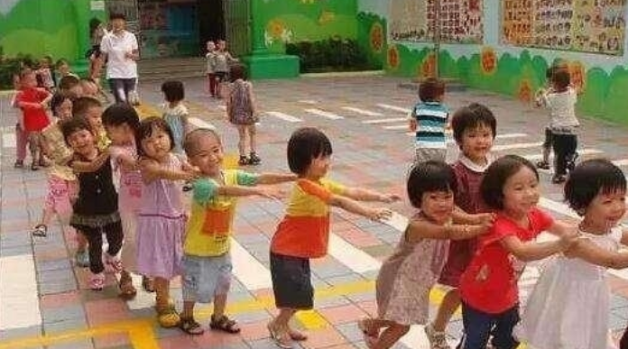 爸爸姓刘，给孩子起的名字，妈妈在幼儿园喊几声后，脸红了