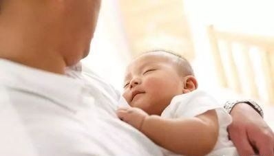 宝宝睡觉的时候老爬过来，趴在妈妈身上睡，是什么原因呢？