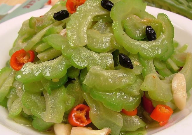 女性怀有身孕后尽量避开这些食物，可能会损伤肠胃，影响宝宝发育