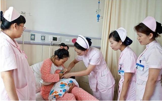 生完孩子后突然想''上厕所''，医生听后脸色骤变：准备手术