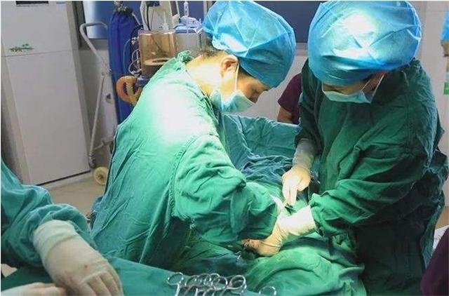 生完孩子后突然想''上厕所''，医生听后脸色骤变：准备手术