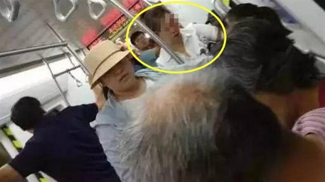 “你肚里的娃早晚得掉！”大妈为抢座咒骂孕妇，孕妈这样还击