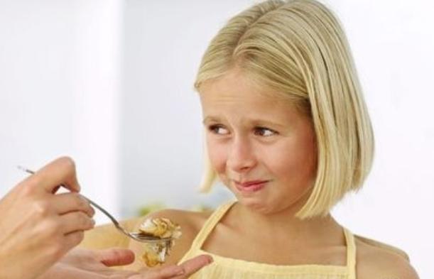 女儿说幼儿园饭很好吃，每次都能吃一碗，看到饭菜后宝妈怀疑人生