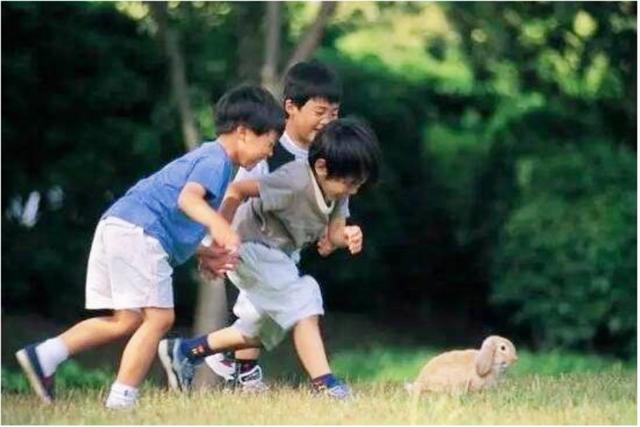 8岁孩子因口臭被同学孤立，送医检查后，护士都没忍住呕吐