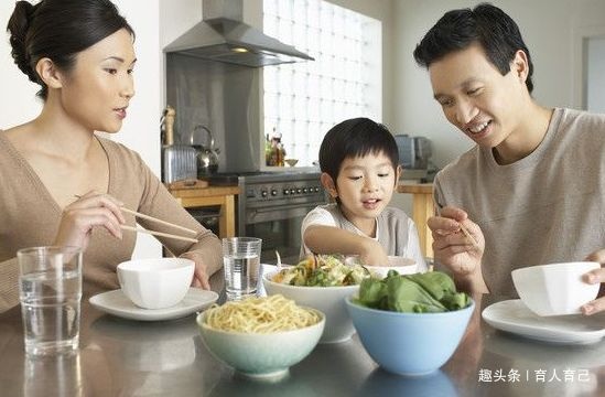 今天来说说宝宝吃饭和专注力之间有什么关系？