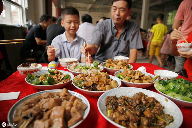 6岁儿子酒席上行为不礼貌，妈妈：给份子钱了，想怎么吃就怎么吃