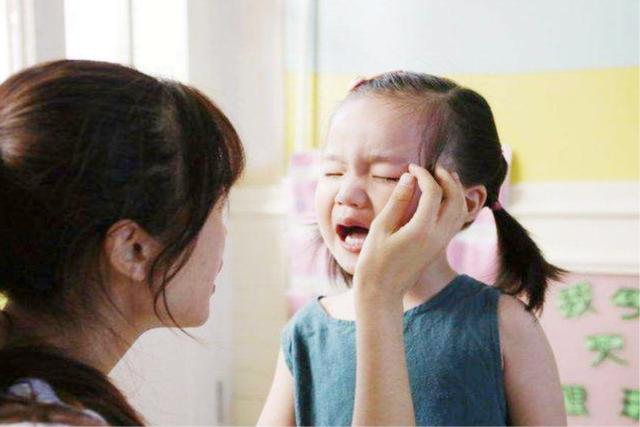 女儿在幼儿园被欺负，这位高情商宝爸的处理方法，堪称教科书