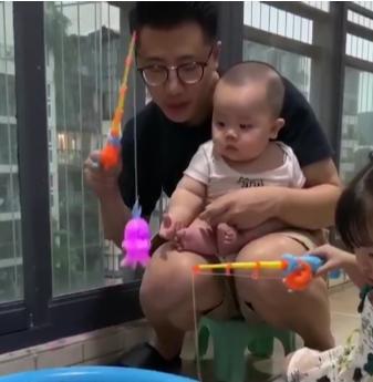 宝宝陪爸爸玩钓鱼游戏，内心毫无波澜，网友：这届爸爸真难带