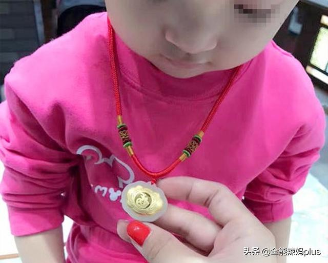 儿子上幼儿园第一天，金项链就“丢了”，园长的回答家长惭愧不已