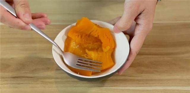辅食：补锌又补钙！比米粥营养比炒饭好消化，宝宝轻松吃上一大碗