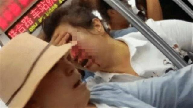“你肚里的娃早晚得掉！”大妈为抢座咒骂孕妇，孕妈这样还击