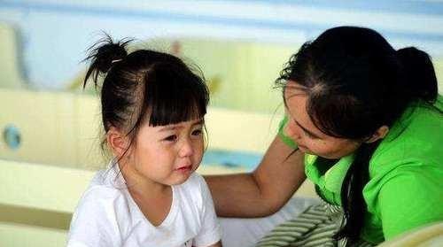 女儿在幼儿园被孤立了 家长责备老师 老师：穿成这样谁敢和她玩