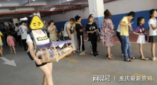 天太热！妈妈自制带娃神器：背着竹床出门