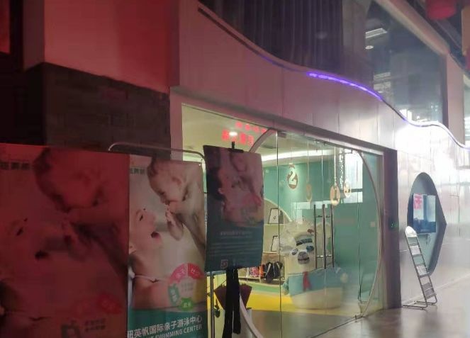 1岁孩子大便漏进泳池，商家开4000罚单，宝妈委屈：又不是故意的