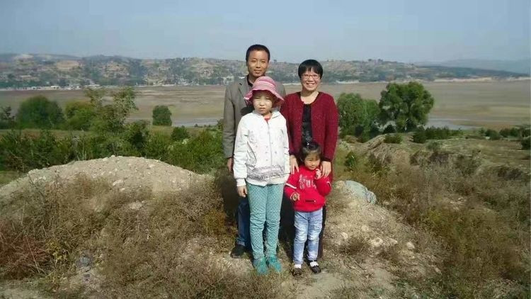 血癌学霸在校不敢上厕所 养母知道真相后抓狂：让你上学是我的错