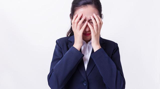 宝宝出生后，妻子有3个表现！医生提醒：是产后抑郁，需尽早治疗