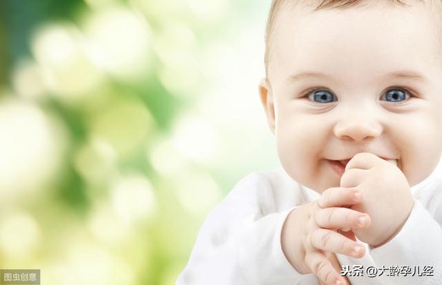 小宝宝的囟门最好别轻易碰，洗头更要注意，该怎样洗才安全呢？