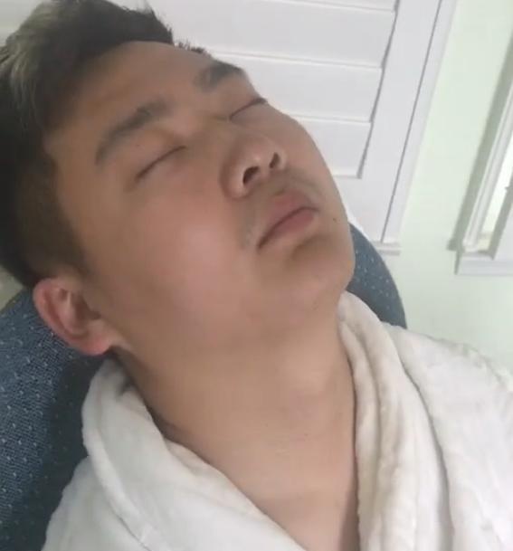 “瞌睡爸爸”火了，看宝宝无奈的眼神，网友谁哄谁呢这是