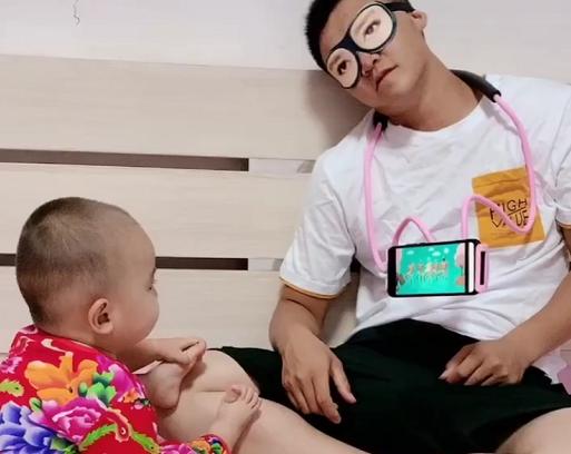 “干瞪眼奶爸”睡觉带娃两不误，娃：我能怎么办，我也很绝望啊