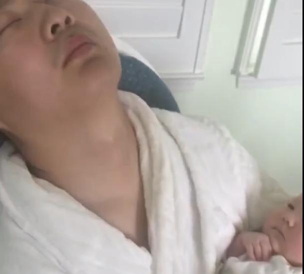“瞌睡爸爸”火了，看宝宝无奈的眼神，网友谁哄谁呢这是