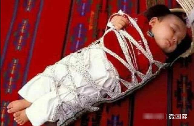 农村奶奶常见带娃的方式，称是为了孩子好，你们认为正确吗？
