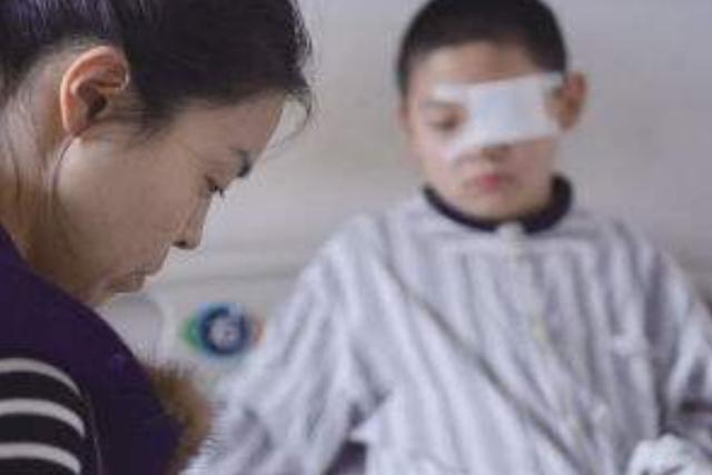 2岁女娃将“胶水”当滴眼液，妈妈急忙采取急救，还被医生点赞？