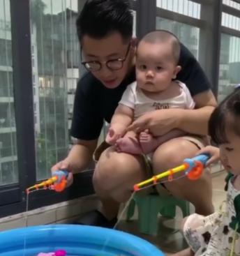 宝宝陪爸爸玩钓鱼游戏，内心毫无波澜，网友：这届爸爸真难带