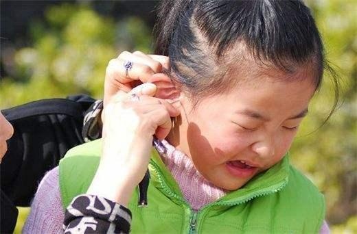 四岁孩子总挠耳朵，检查结果出来后，妈妈后悔没早点来医院