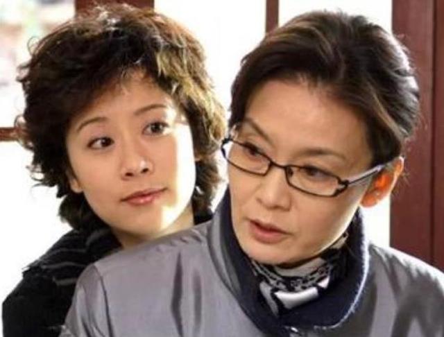 宝宝出生7天不吃奶哭不停，宝妈掀开衣服后，直接和婆婆“开撕”