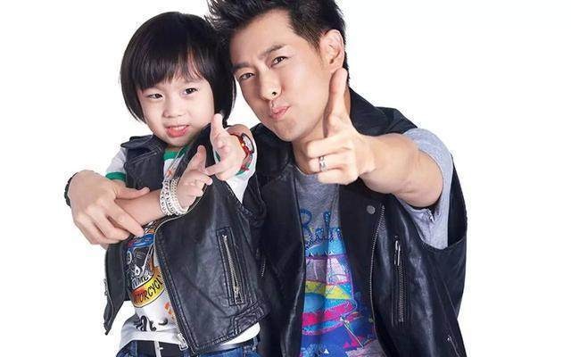 爸爸一回家就问女儿，成绩怎么样？女儿一脸嫌弃，说的话让爸尴尬