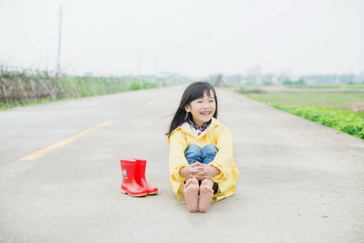 宝宝爱光脚不穿袜子容易得病，是真的吗？其实有这么多好处不知道