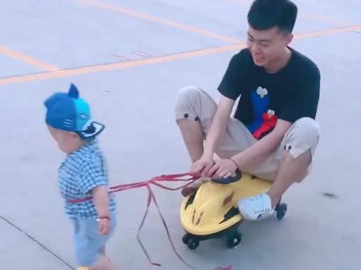 “小车夫宝宝”拉奶爸出门遛弯火了，为了这个家也是操碎了心