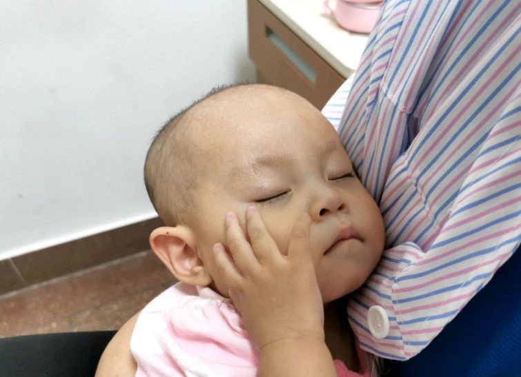 女婴患有先心病，需要25万医疗费，妈妈吃25元面被说太奢侈