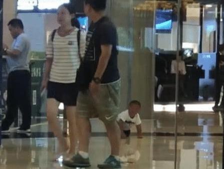 萌娃哭闹满地打滚，爸妈做法亮了，网友：居然不按套路来