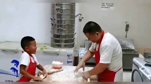 懂事的孩子！7岁男孩帮爸爸擀饺子皮：要擀到上大学